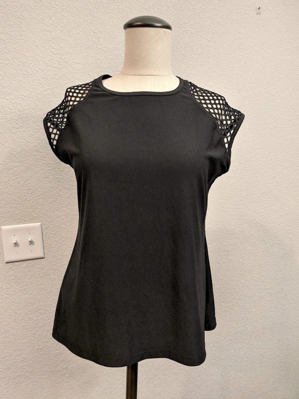 lululemon Black Short Sleeve Mesh Shoulder Top Sz Large